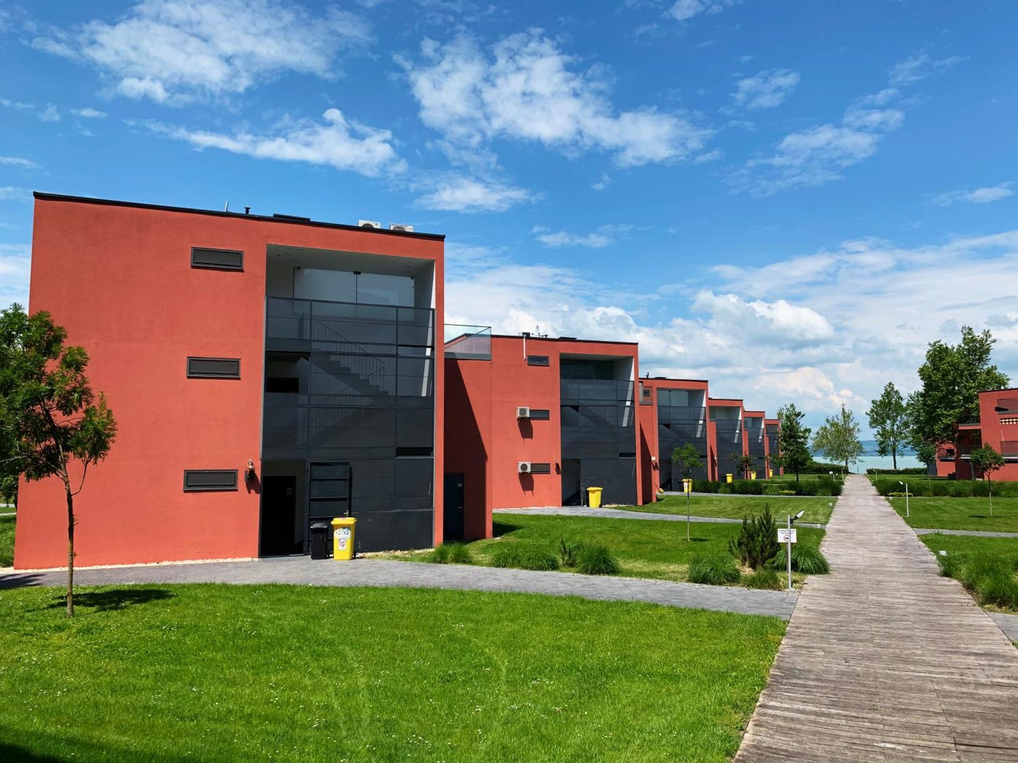 Bavaria Club Apartman Balatonlelle Exteriör bild