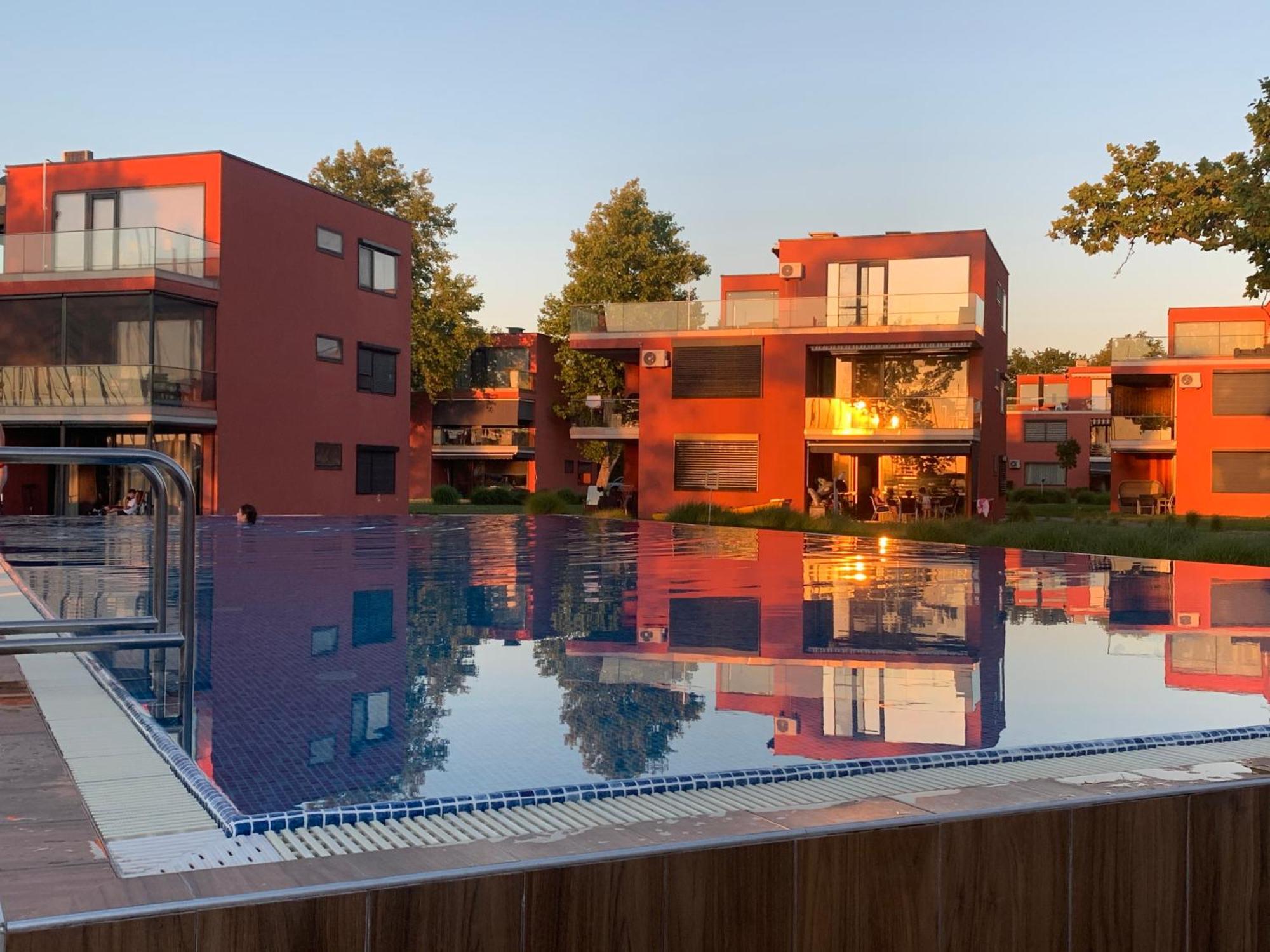 Bavaria Club Apartman Balatonlelle Exteriör bild