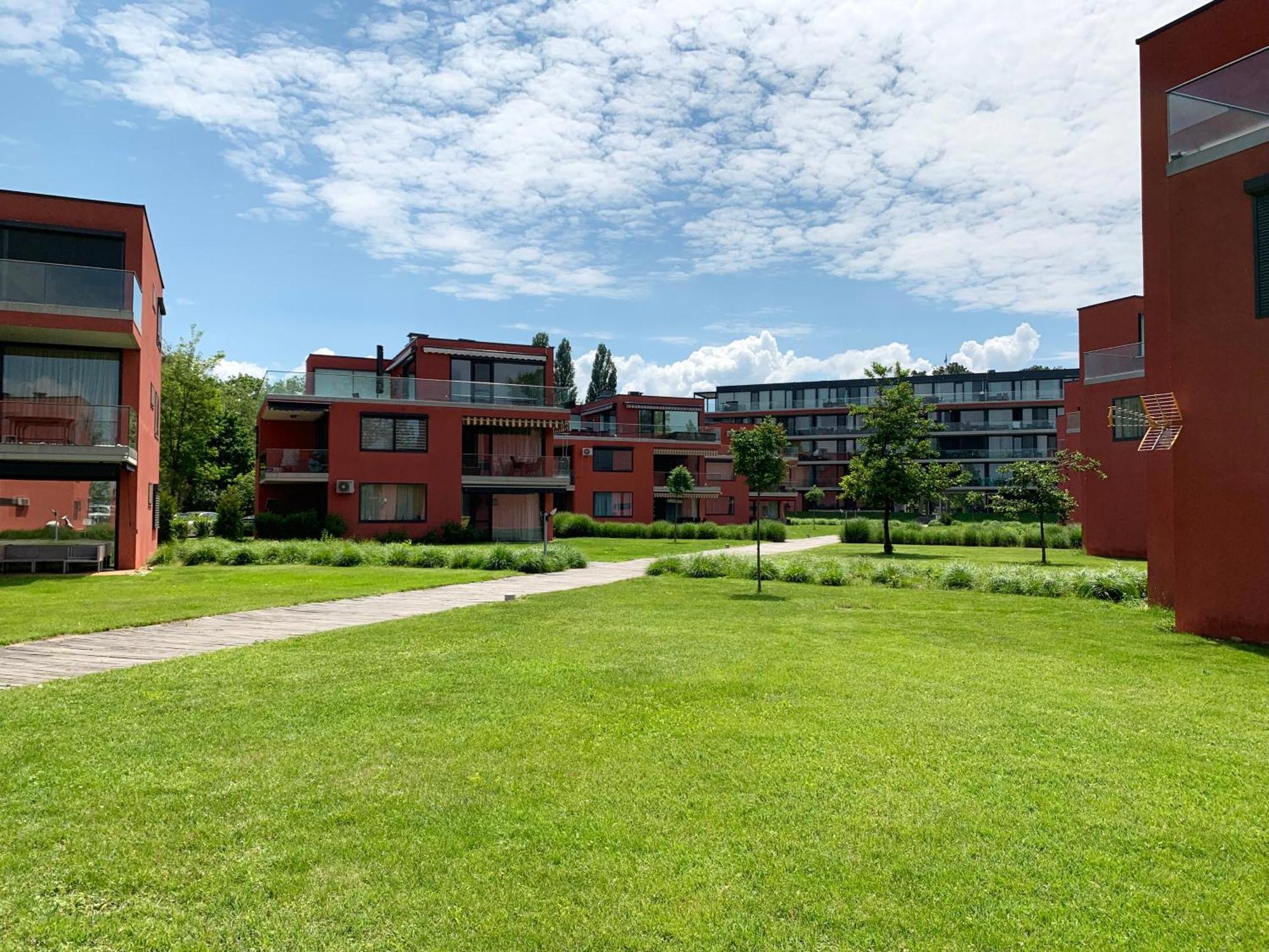 Bavaria Club Apartman Balatonlelle Exteriör bild