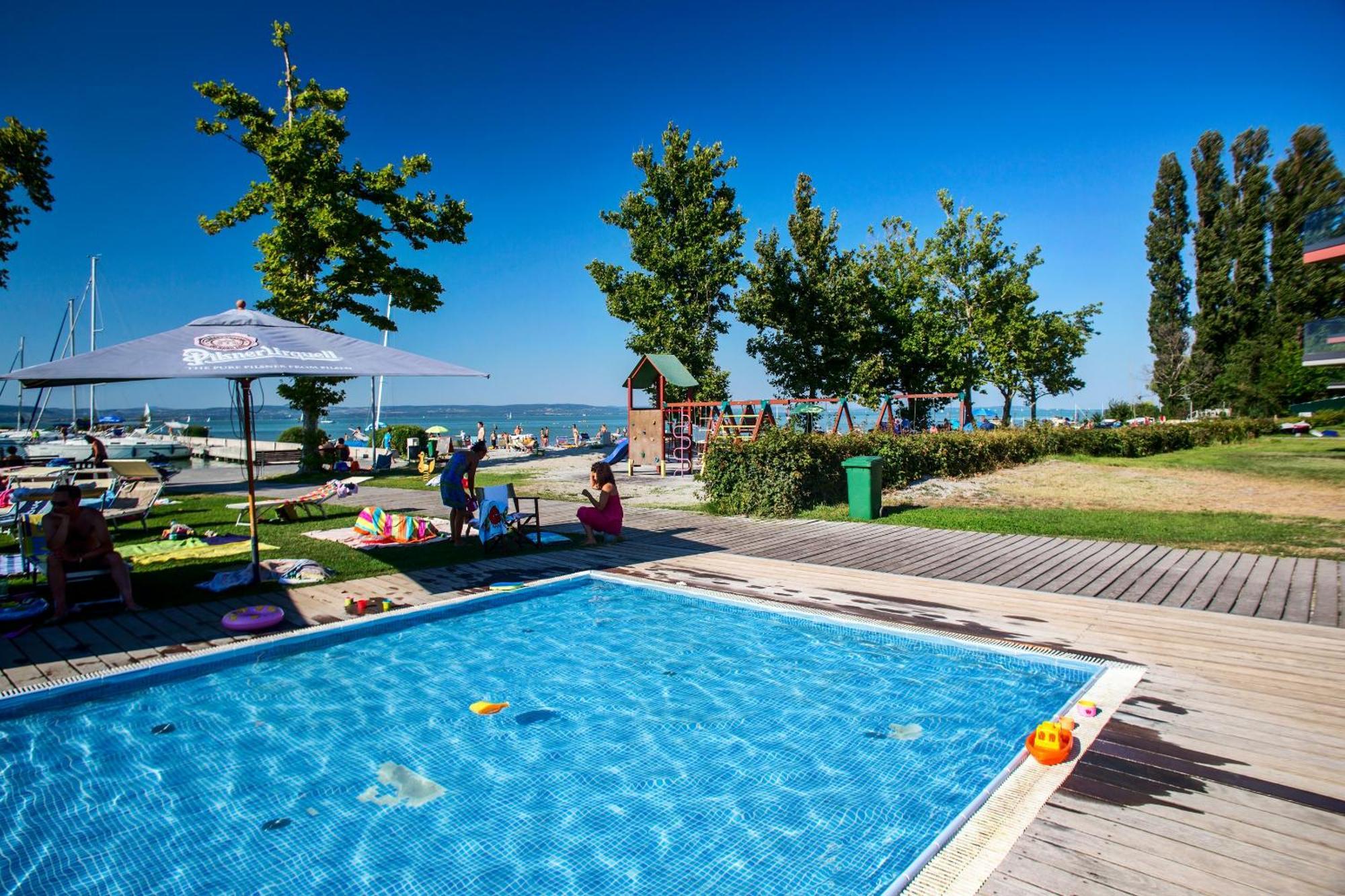 Bavaria Club Apartman Balatonlelle Exteriör bild